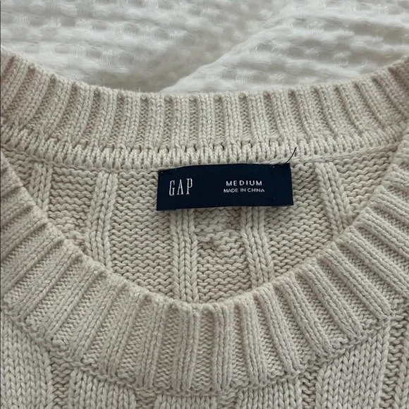 Gap Cream Colored Cableknit Sweater M - Picture 2 of 3